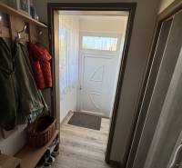 Diele einer 3-Zimmer-Wohnung mit Garderoben, Schuhschrank und Türen mit Oberlicht.