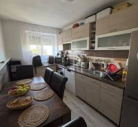 Küche in einer 3-Zimmer-Wohnung mit Esstisch und heller Ausstattung.