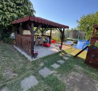 Gartenpavillon bei einer 3-Zimmer-Wohnung in der Obrancov Mieru Straße in Šahy.