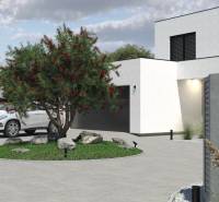 Ein Einfamilienhaus in Opoj mit einem Auto, einem gepflegten Garten und einem stilvollen Zaun.