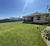 Ein Einfamilienhaus in Prešov mit gepflegtem Garten, Rasen und Terrasse.