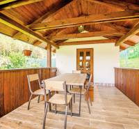 Holzterrasse mit Sitzbereich, umgeben von Grün, Grundstücke - Wohnen Pružina, Pružina.
