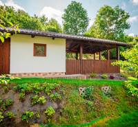 Ein Ferienhaus auf einem Wohngrundstück in Pružina, umgeben von Grün und Bäumen.