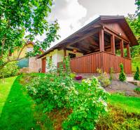 Ein Holzpavillon umgeben von Grün auf einem Grundstück in der Gemeinde Pružina, Bezirk Pružina, bestimmt zum Wohnen.