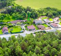 Luftaufnahme von Einfamilienhäusern, umgeben von Grün in der Gemeinde Pružina, in der Straße Pružina, Grundstücke - Wohnen.