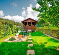 Holzhütte mit Terrasse im Garten auf einem Grundstück in Pružina, Pružina Straße.