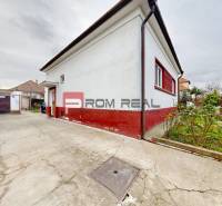 Einfamilienhaus in der Farebná-Straße in Bratislava II mit Betonweg und Umzäunung.