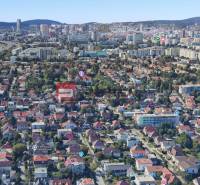 Luftaufnahme von Einfamilienhäusern in Bratislava, grüne Gegend und Stadtpanorama.