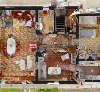 Grundriss eines Einfamilienhauses mit Wohnzimmer, Schlafzimmer und Küche.
