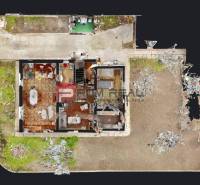 Grundriss eines Einfamilienhauses mit Esszimmer, Wohnzimmer und Garten in Bratislava II, Farebná.