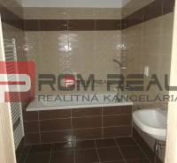 Badezimmer mit Dusche und Waschbecken in einer 2-Zimmer-Wohnung in der Slavomírova Straße.