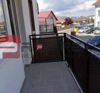 Balkon einer 2-Zimmer-Wohnung in der Slavomírova-Straße, Blick auf die umliegende Bebauung und Autos.