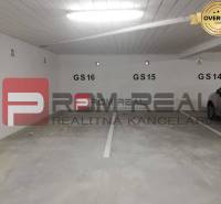 Bild vom Parkplatz in der Slavomírova-Straße, bietet einen Platz bei einer 2-Zimmer-Wohnung an.