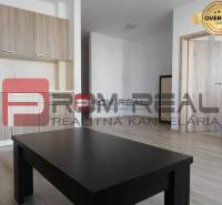 Interieur einer 2-Zimmer-Wohnung in der Slavomírova-Straße mit Küche und hellem Mobiliar.