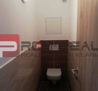 Einfaches WC mit Fliesenwänden, Teil einer 2-Zimmer-Wohnung in der Slavomírova-Straße.