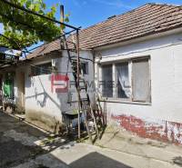 Haus zu verkaufen in Dolné Orešany, Zentrum, Baugrundstücke, mit Weinlaube.