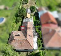 Luftaufnahme eines von Grün umgebenen Hauses in Dolné Orešany, Zentrum, Grundstücke - Wohnen.