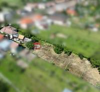 Grundstücke - Wohnen im Zentrum von Dolné Orešany, Immobilie mit Gebäuden und eingezäuntem Garten.