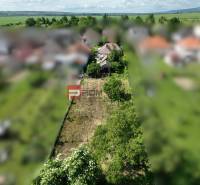 Grundstücke - Wohnen in Dolné Orešany im Zentrum, umgeben von Natur und ländlicher Atmosphäre.