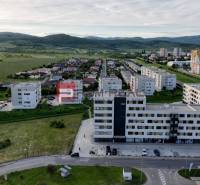 Gewerbeflächen in der Obchodná-Straße in Pezinok, umgeben von Grünflächen und Wohngebieten.