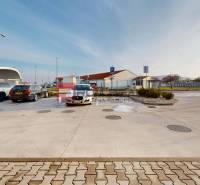 Parkplatz in der Obchodná-Straße in Pezinok mit mehreren geparkten Autos.