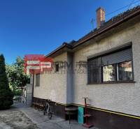 Einfamilienhaus in der Nerudova-Straße in Pezinok mit Hof und Garage, umgeben von Grün.
