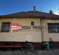 Einfamilienhaus in der Nerudova-Straße in Pezinok mit Fahrrad und Gartensitzgruppe.