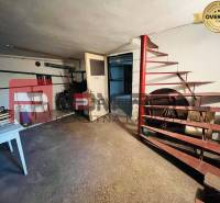 Ein Interieur in einem Einfamilienhaus mit roter Treppe und Möbeln.