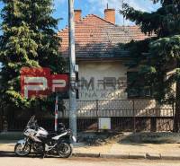 Ein Einfamilienhaus in der Nerudova-Straße in Pezinok, davor ein geparktes Motorrad.