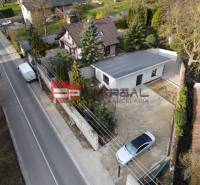Einfamilienhaus in Pezinok mit Garten und Zufahrtsweg, mit Auto im Hof.