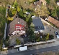 Ein Einfamilienhaus in Píla mit Garten, Zufahrtsstraße und Parkplatz, umgeben von Grün.