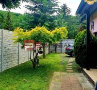 Ein Einfamilienhaus in der Gemeinde Píla mit Garten, Auto und einzigartigen Bäumen.