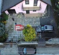 Ein Einfamilienhaus in Píla mit einem geräumigen Hof, geparkten Autos und einem gepflegten Garten.