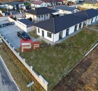 Einfamilienhaus in Častá mit geräumigem Hof und Parkplatz.