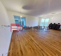 Ein Einfamilienhaus mit Laminatboden und großen Fenstern, einfach eingerichtet.