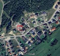 Luftaufnahme von Grundstücken - Wohnen in Pružina, umgeben von Grünflächen und Wald.