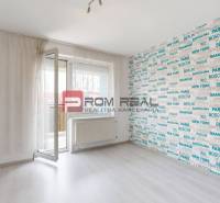 Ein Zimmer in einer 4-Zimmer-Wohnung mit offenen Balkontüren und einer interessanten Tapete.