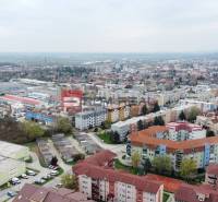 Pezinok aus der Sicht der Muškátová-Straße bietet einen Blick auf die Umgebung und die Garagen.