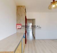 Ein Zimmer mit Holzboden und einem eingebauten Schrank in einer 4-Zimmer-Wohnung.