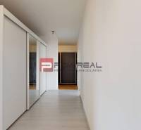Der Flur mit weißen Wänden und einem Einbauschrank in einer 4-Zimmer-Wohnung.