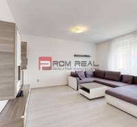 Wohnzimmer mit Sofa und Schränken in einer 4-Zimmer-Wohnung.