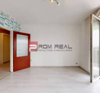 Ein Zimmer in einer 4-Zimmer-Wohnung mit Balkon und einer Wandtapete mit Schriftzügen.