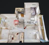 Grundriss einer 4-Zimmer-Wohnung mit Küche, Badezimmer und zwei Balkonen.