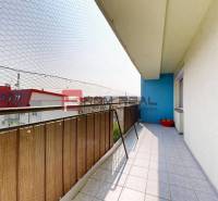 Balkon einer 4-Zimmer-Wohnung in der Muškátová-Straße in Pezinok mit Blick auf die Dächer.