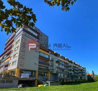 Wohnhaus in der Koprivnicka 9/F in Bratislava IV, mit der Aufschrift 