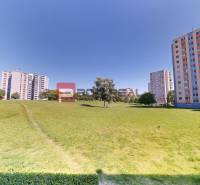 Grünflächen und Hochhäuser in der Koprivnická 9/F, Bratislava IV, mit einem offenen Raum zur Erholung.