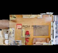 Der Grundriss einer Einzimmerwohnung umfasst ein Wohnzimmer, eine Küche, ein Badezimmer und einen Balkon.