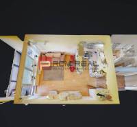 Grundriss einer Einzimmerwohnung mit Wohnzimmer, Küche, Flur und Badezimmer.