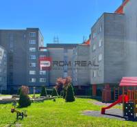 Wohnkomplex mit Spielplatz und Bänken in der Koprivnická 9/F in Bratislava IV.