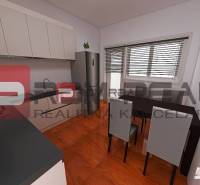 Küche in einer 3-Zimmer-Wohnung mit Esstisch und moderner Küchenzeile.